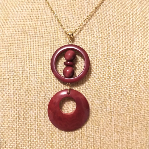 Collier ivoire végétal artisanal rouge et acier inoxydable doré .
