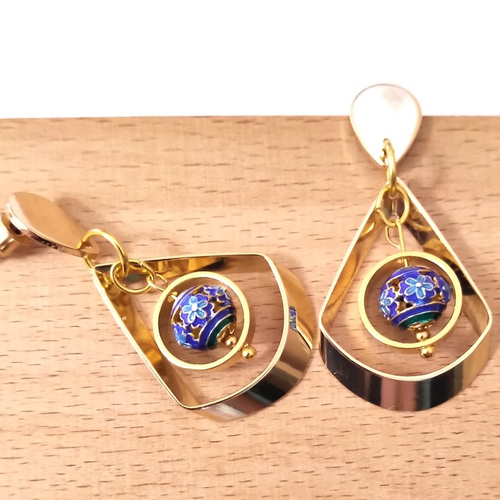 Boucles d'oreilles perles émaillées bleues et acier inoxydable doré .