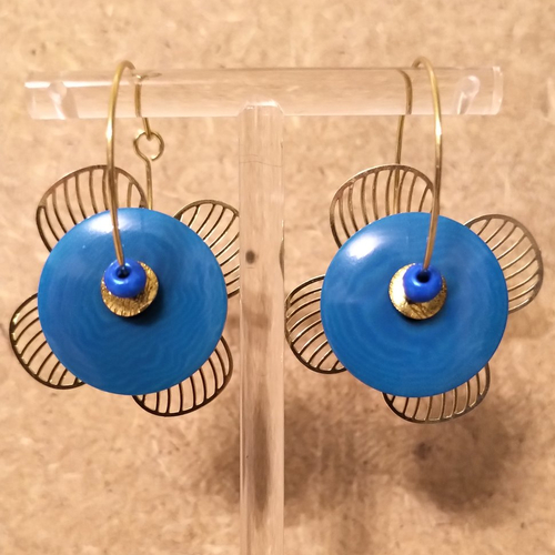 Boucles d'oreilles ivoire végétal bleu et acier inoxydable doré .