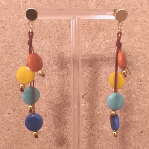 Boucles d'oreilles ivoire végétal et acier inoxydable doré .