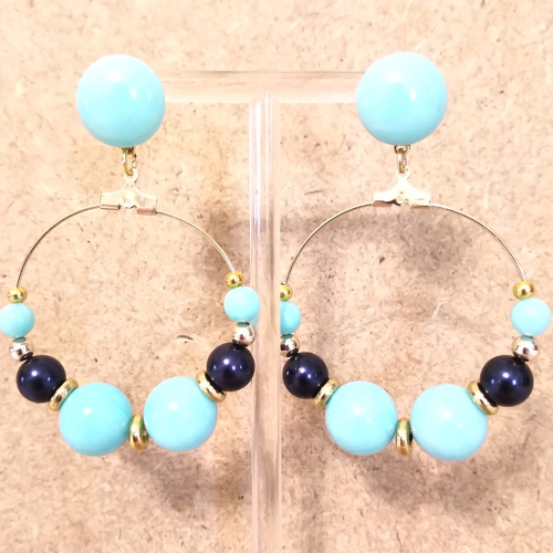 Boucles d'oreilles résine bleue sur créole acier inoxydable doré .