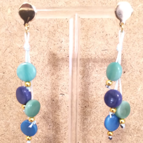 Boucles d'oreilles ivoire végétal bleu/vert , acier inoxydable doré , fil de nylon bleu clair .