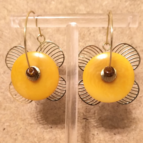 Boucles d'oreilles ivoire végétal jaune safran , acier inoxydable doré , perle rocaille .
