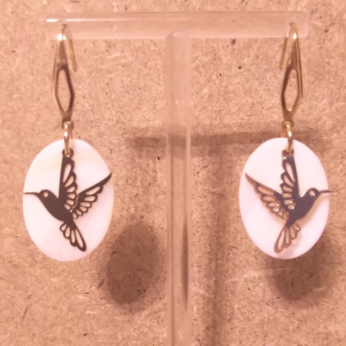 Boucles d'oreilles nacre blanche , acier inoxydable doré .