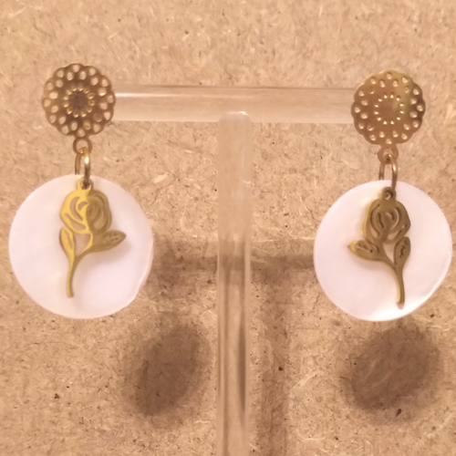 Boucles d'oreilles nacre blanche , acier inoxydable doré .