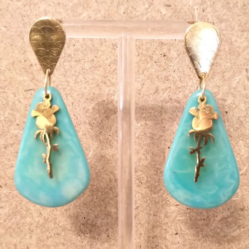 Boucles d'oreilles ivoire végétal bleu/vert azur et acier inoxydable doré .