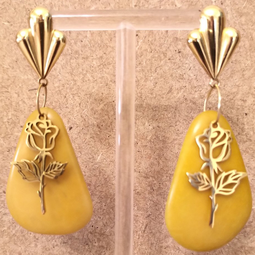 Boucles d'oreilles ivoire végétal jaune et acier inoxydable doré .