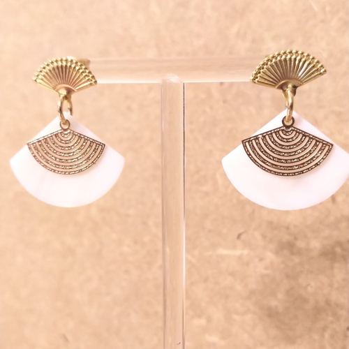 Boucles d'oreille nacre blanche et acier inoxydable doré .