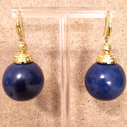 Boucles d'oreilles perles céramique bleu marine et acier inoxydable doré .