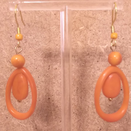 Boucles d'oreilles ivoire végétal orange , acier inoxydable doré .