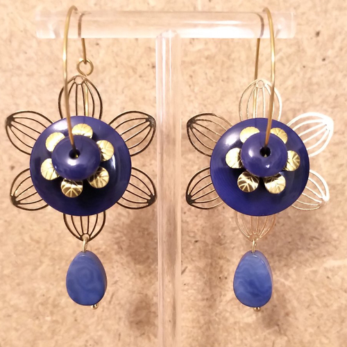 Boucles d'oreilles ivoire végétal artisanal bleu marine .