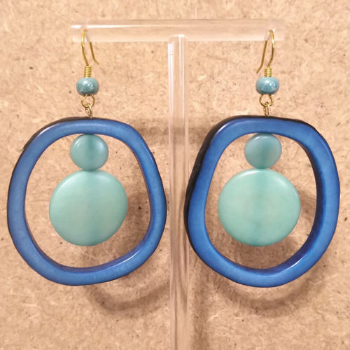 Boucles d'oreilles ivoire végétal artisanal ton bleu et bleu/vert azur .