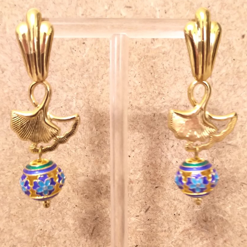 Boucles d'oreilles fleurs émaillées bleues et acier inoxydable doré .