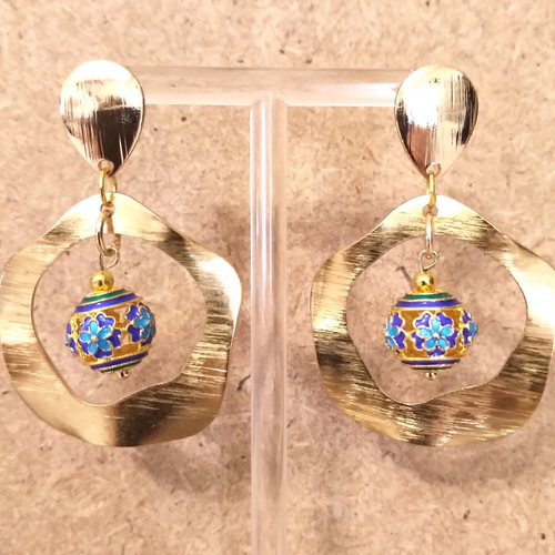 Boucles d'oreilles perles émaillées bleues et acier inoxydable doré .
