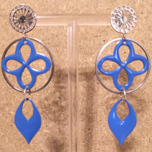 Boucles d'oreilles florales émaillées bleu roi et acier inoxydable argenté .