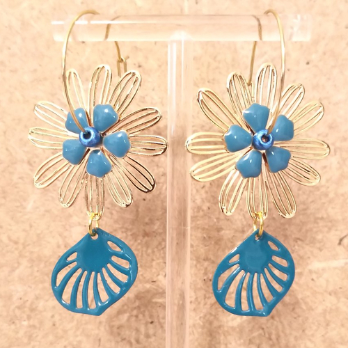 Boucles d'oreilles créole sequins émaillés faits mains et acier inoxydable doré .