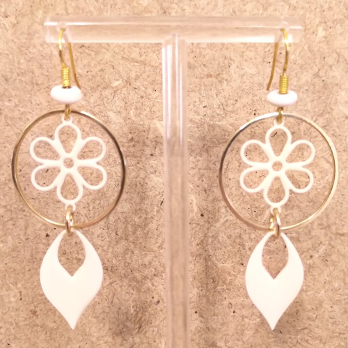 Boucles d'oreilles florales sequins émaillés faits mains ivoire et acier inoxydable doré .