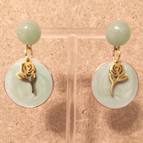 Boucles d'oreilles pendentif émaillé vert d'eau et pendentif en forme de rose acier inoxydable doré .