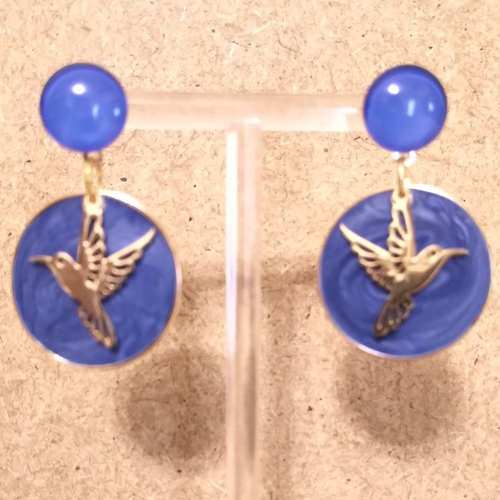 Boucles d'oreilles pendentif émaillé bleu roi moiré et estampe acier inoxydable doré .