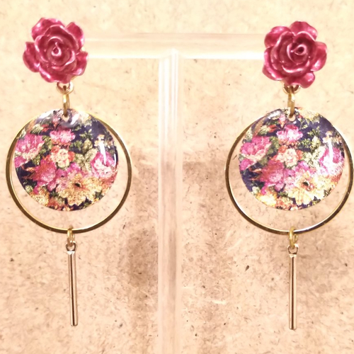 Boucles d'oreilles pendentif émaillé floral tons rouge et acier inoxydable doré .