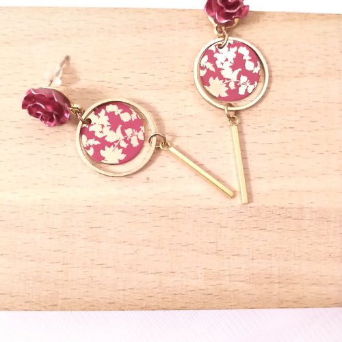 Boucles d'oreilles pendentif émaillé floral  rouge et acier inoxydable doré .