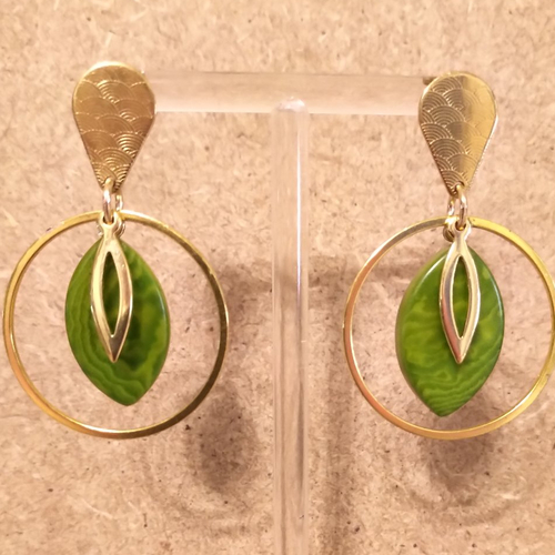 Boucles d'oreilles ivoire végétal artisanal , acier inoxydable doré .