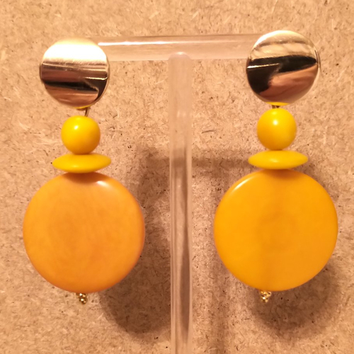 Boucles d'oreilles ivoire végétal artisanal , acier inoxydable doré .