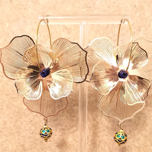 Boucles d'oreilles créoles florales et perles émaillées .