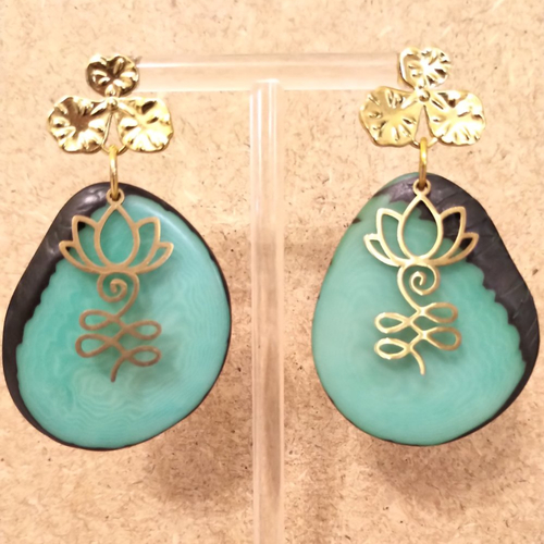 Boucles d'oreilles florales , ivoire végétal artisanal .