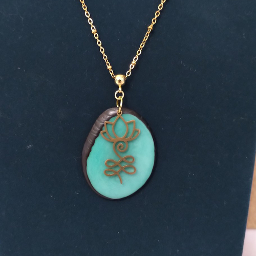 Collier ivoire végétal artisanal , floral .
