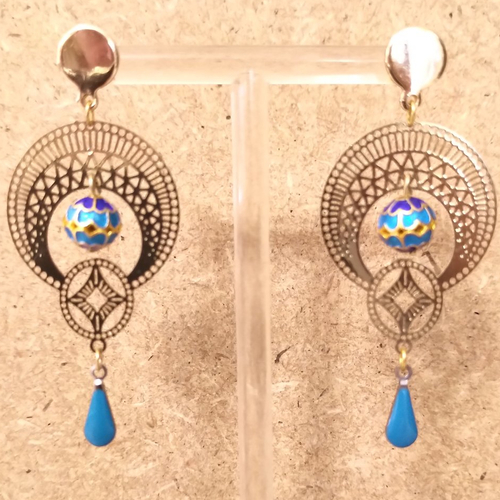 Boucles d'oreilles perles et sequins émaillés bleus .