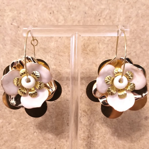 Boucles d'oreilles florales émaillées  et acier inoxydable doré .