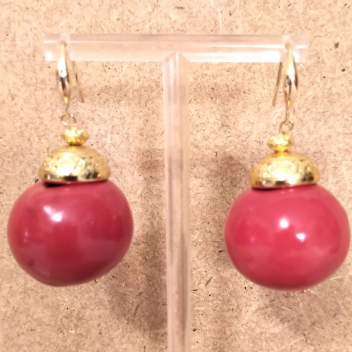 Boucles d'oreilles céramique rouge et acier inoxydable doré .