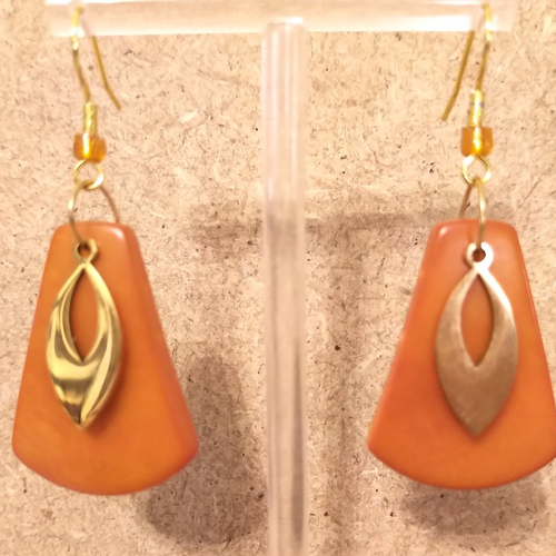 Boucles d'oreilles ivoire végétal artisanal orange .