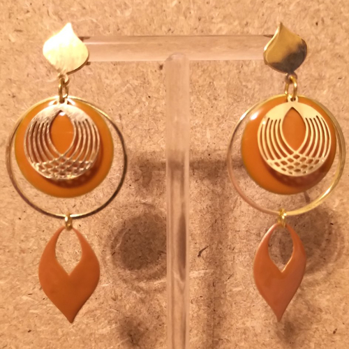 Boucles d'oreilles sequins émaillés caramel .