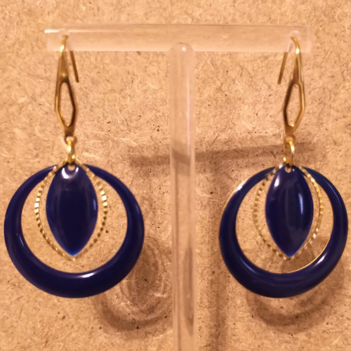 Boucles d'oreilles sequins émaillés bleu marine .