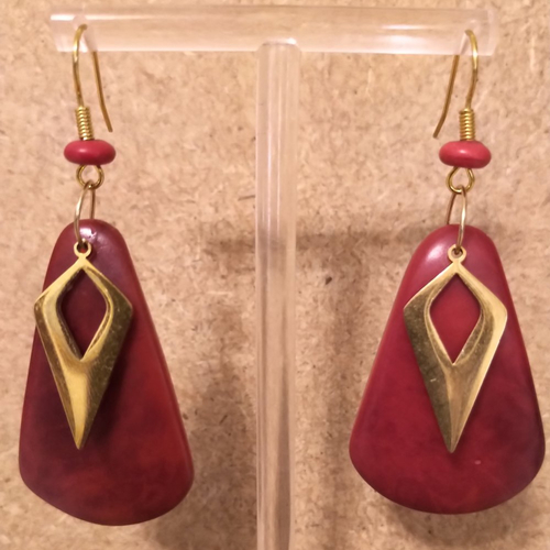 Boucles d'oreilles ivoire végétal artisanal rouge foncé .