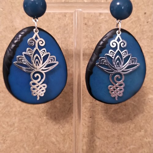 Boucles d'oreilles ivoire végétal artisanal turquoise .