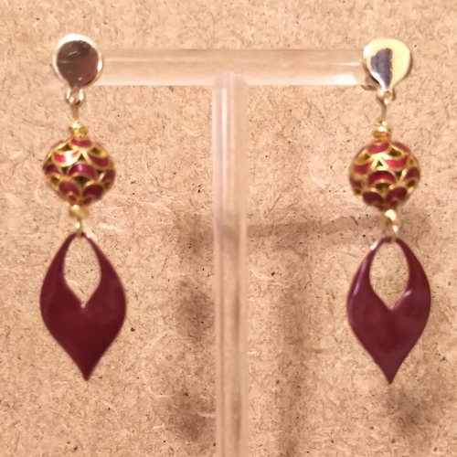 Boucles d'oreilles perles émaillées rouge foncé .