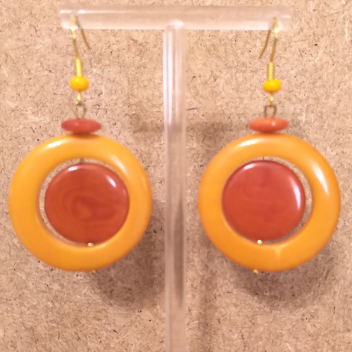 Boucles d'oreilles ivoire végétal artisanal orange et jaune doré orangé .