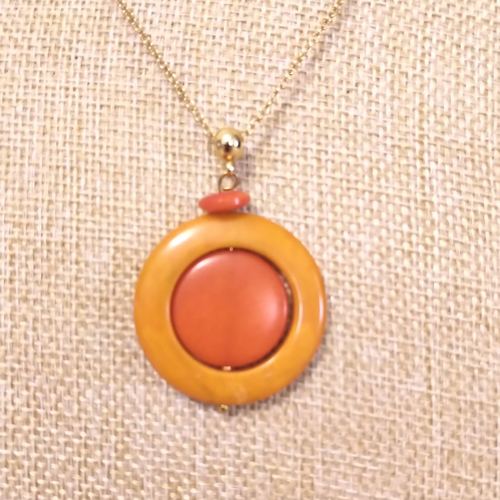 Collier ivoire végétal artisanal orange et jaune doré orangé .