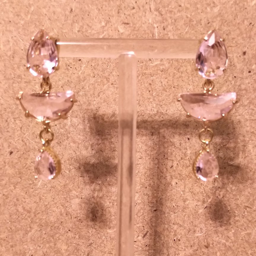 Boucles d'oreilles verre et acier inoxydable doré .