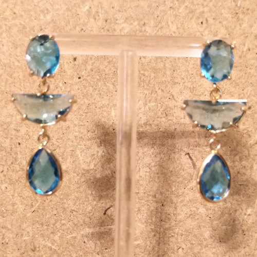 Boucles d'oreilles verre et acier inoxydable doré .