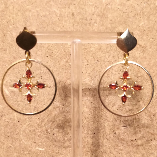 Boucles d'oreilles verre et acier inoxydable doré .