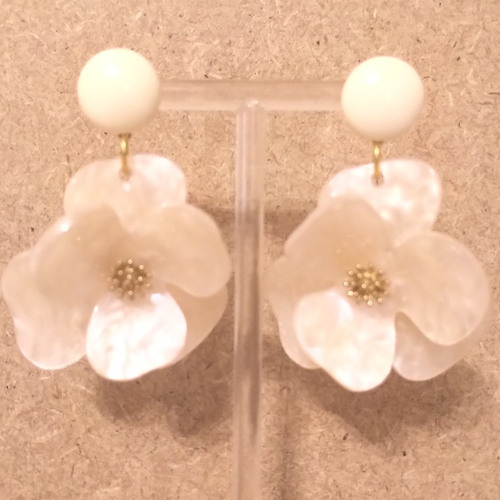 Boucles d'oreilles résine florale beige moiré .