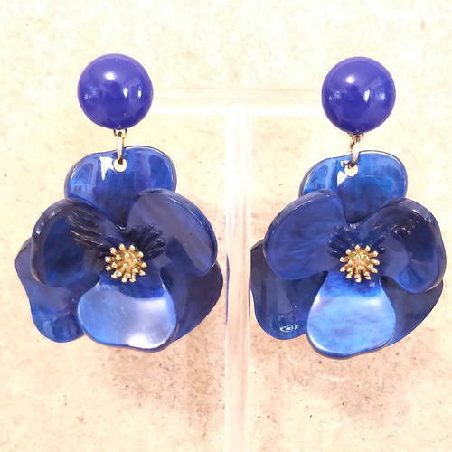 Boucles d'oreilles résine florale bleu roi moiré .