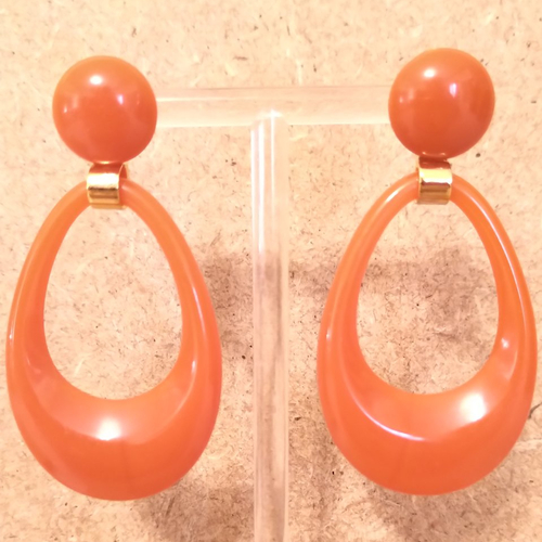 Boucles d'oreilles résine orange ambré .