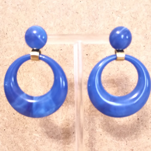 Boucles d'oreilles résine bleu roi et reflets plus clairs .