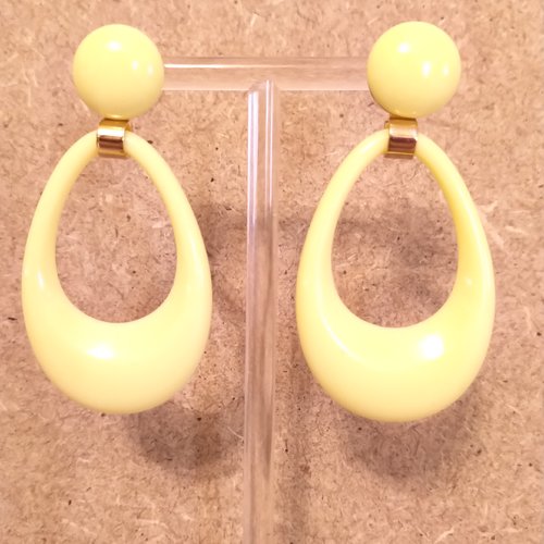 Boucles d'oreilles résine jaune clair .