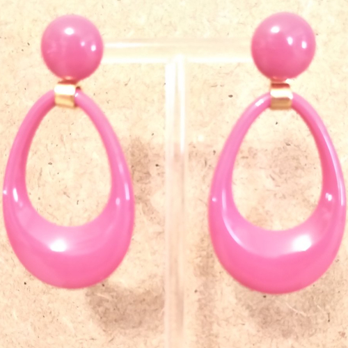 Boucles d'oreilles résine fuchsia .